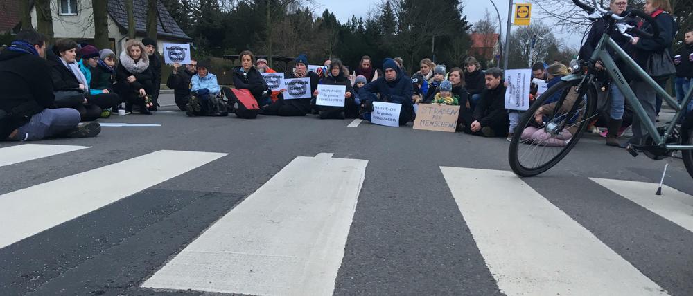 An der Unfallstelle (Waltersdorfer Straße) setzten sich die Teilnehmer für eine Schweigeminute auf die Straße.