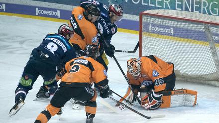 Viel Verkehr. Wolfsburgs Torwart Gerald Kuhn hatte gut zu tun. 