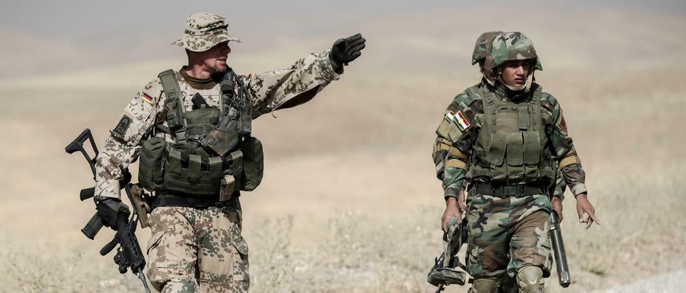 Bundeswehr-Soldaten und kurdische Peshmerga-Soldaten nahe Erbil, Irak