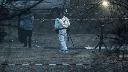 Polizisten sichern Spuren am Fundort der Leiche. 