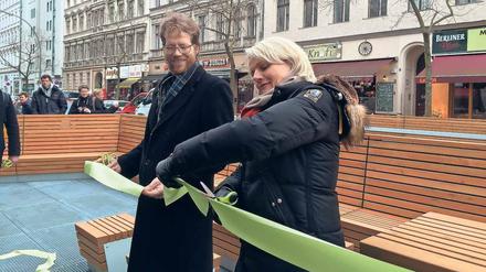 Verkehrssenatorin Regine Günther und Bezirksstadtrat Florian Schmidt weihen zwei Parklets in der Bergmannstraße ein.