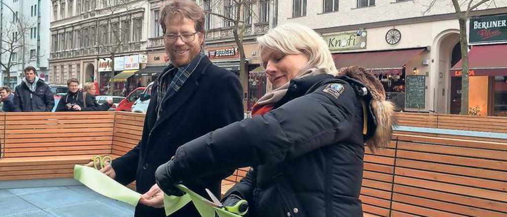 Verkehrssenatorin Regine Günther und Bezirksstadtrat Florian Schmidt weihen zwei Parklets in der Bergmannstraße ein.
