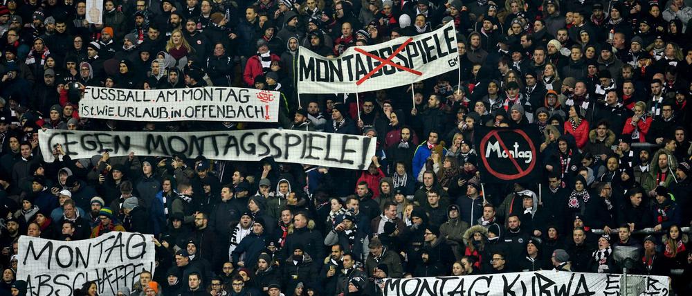 Fans von Eintracht Frankfurt halten zu Spielbeginn der Partie gegen Leipzig Plakate als Protest gegen das Montagsspiel hoch.