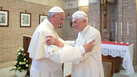 Papst Franziskus (l) umarmt den emeritierten Papst Benedikt XVI im Vatikan. 
