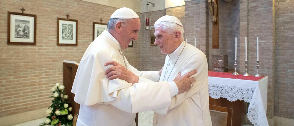 Papst Franziskus (l) umarmt den emeritierten Papst Benedikt XVI im Vatikan.
