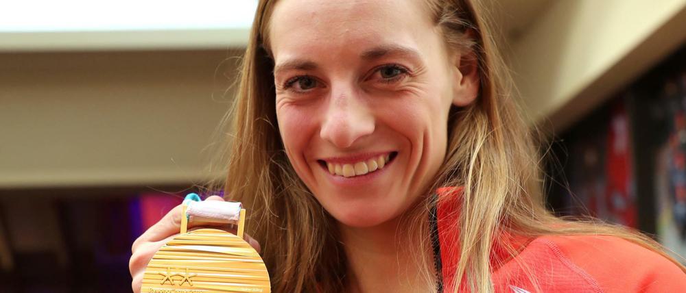 Goldenes Lächeln: Anna Schaffelhuber zeigt im deutschen Haus ihre zweite Medaille.