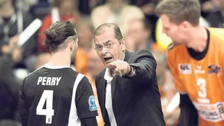 Stelian Moculsecu, 67, ist der erfolgreichste Volleyball-Trainer Deutschlands. Zwischen 1997 und 2016 gewann der gebürtige Rumäne, der 1972 aus seiner Heimat flüchtete, allein mit dem VfB Friedrichshafen 27 Titel. 