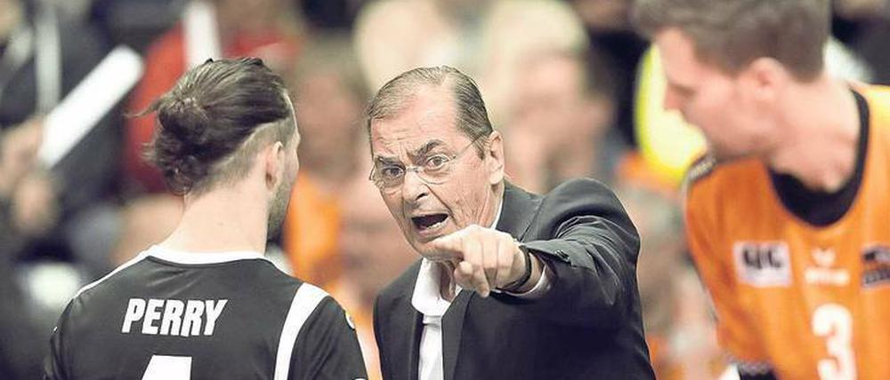 Stelian Moculsecu, 67, ist der erfolgreichste Volleyball-Trainer Deutschlands. Zwischen 1997 und 2016 gewann der gebürtige Rumäne, der 1972 aus seiner Heimat flüchtete, allein mit dem VfB Friedrichshafen 27 Titel.