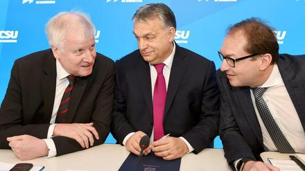 Viktor Orban, Ministerpräsident von Ungarn, eingerahmt von Horst Seehofer und Alexander Dobrindt.