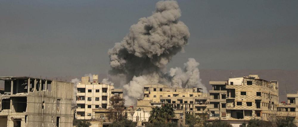 Rauch steigt über dem von syrischen Regierungstruppen belagerten Ost-Ghuta auf.