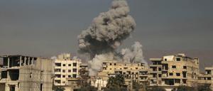 Rauch steigt über dem von syrischen Regierungstruppen belagerten Ost-Ghuta auf. 