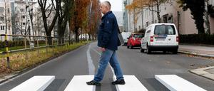 Ein Fußgänger geht in Linz (Österreich) über den ersten 3D-Zebrastreifen Österreichs. Berlin will die optische Täuschung nicht einführen.