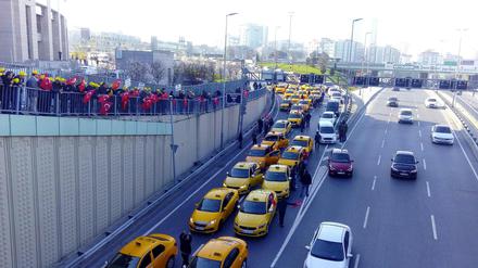 Taxi-Fahrer blockieren eine Straße im Zentrum Istanbuls.