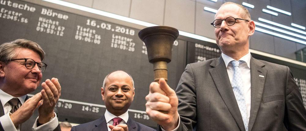 Bernd Montag Vorstandsvorsitzender von Siemens Healthineers, läutet neben Michael Sen, Aufsichtsratvorsitzender, und Börsenchef Theodor Weimer die Glocke zum Börsengang.