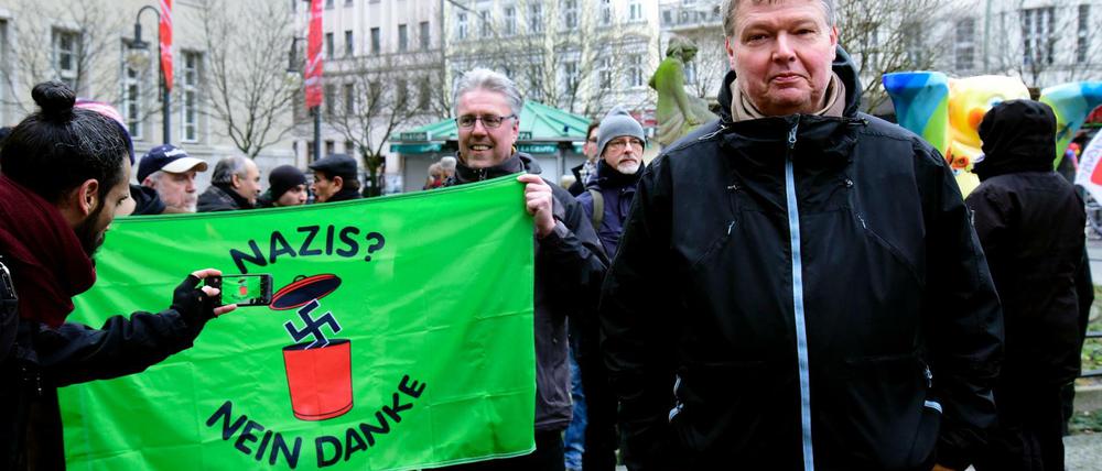 Solidaritätsdemonstration Anfang Februar vor dem Rathaus Neukölln für Heinz Ostermann, den Betreiber des Buchladens „Leporello“, der mehrfach Opfer mutmaßlicher rechtsradikaler Anschläge wurde.