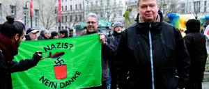 Solidaritätsdemonstration Anfang Februar vor dem Rathaus Neukölln für Heinz Ostermann, den Betreiber des Buchladens „Leporello“, der mehrfach Opfer mutmaßlicher rechtsradikaler Anschläge wurde.