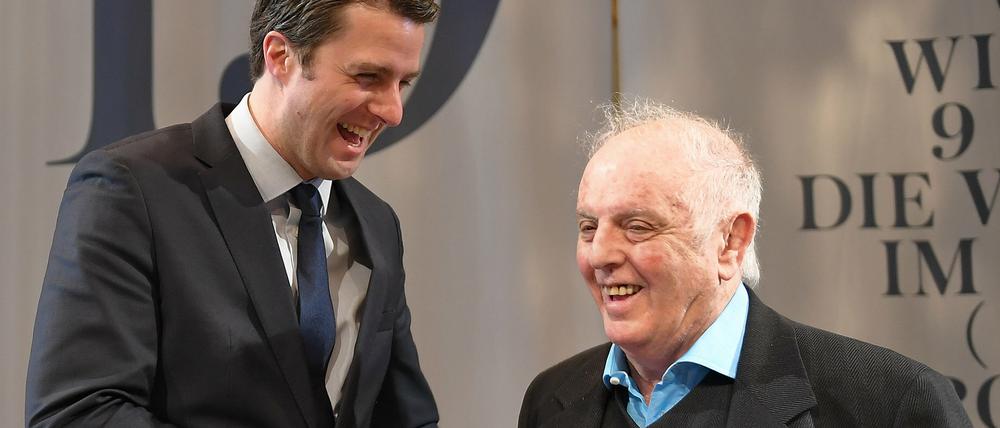 Matthias Schulz (l) und Daniel Barenboim am 15.März 2018 im Apollosaal der Staatsoper.