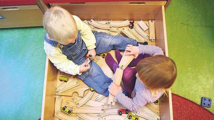 Krätze ist übertragbar – etwa beim Spielen im Kindergarten.