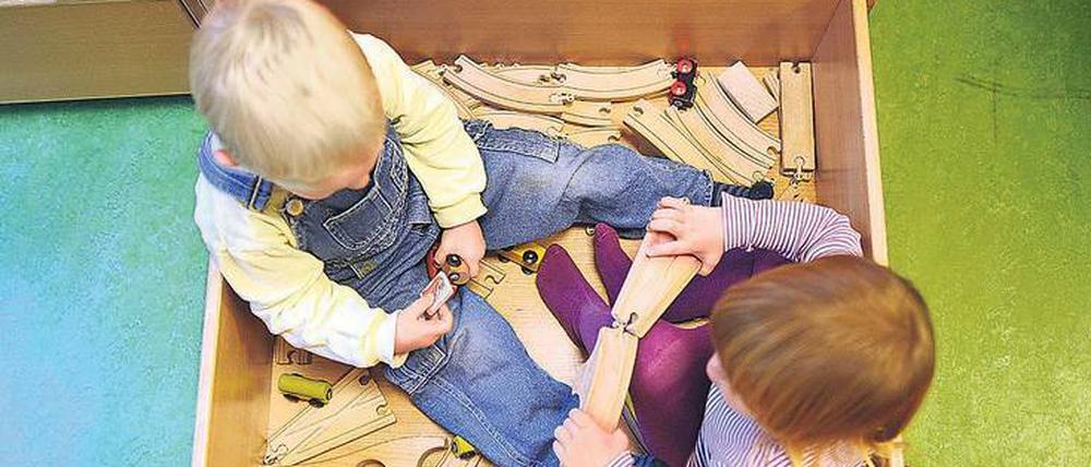 Krätze ist übertragbar – etwa beim Spielen im Kindergarten.