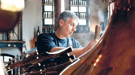 Würzig. Wenn Braumeister Uwe Zech von der Spreewälder Privatbrauerei 1788 in Schlepzig den Sud kocht, erfüllt der Hopfenduft auch den Gastraum im Brauhaus.