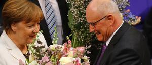 Blumen vom Fraktionschef: Volker Kauder, langjähriger Weggefährte Merkels, gratuliert der alten und neuen Kanzlerin.