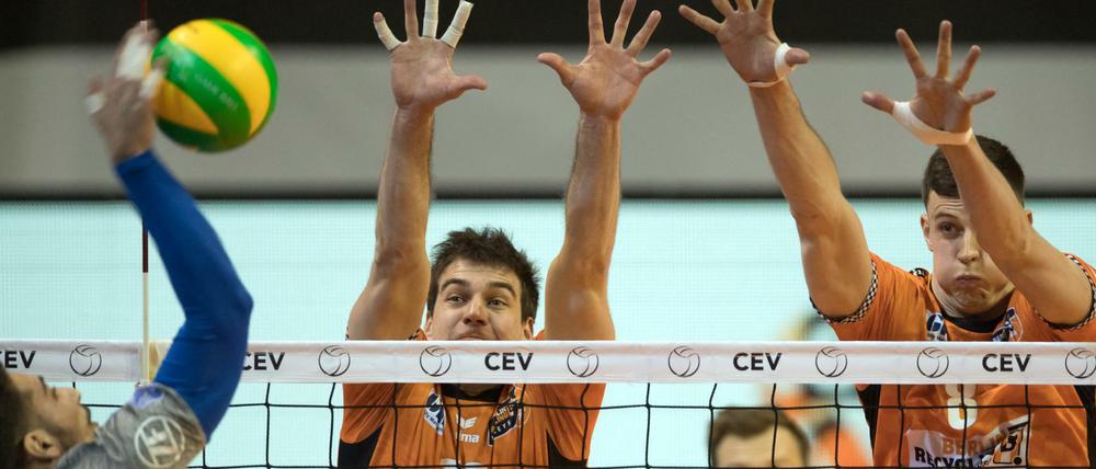 Friedrichshafens Athanasios Protopsaltis (l) war der überragende Mann im Spiel gegen die Volleys.