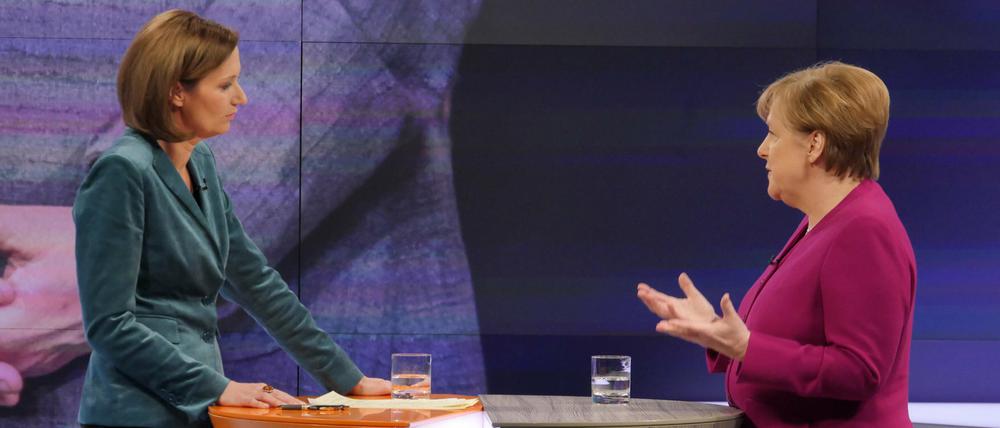 Bettina Schausten im Gespräch mit Bundeskanzlerin Angela Merkel in der ZDF-Sendung "Berlin direkt". 