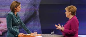 Bettina Schausten im Gespräch mit Bundeskanzlerin Angela Merkel in der ZDF-Sendung "Berlin direkt". 