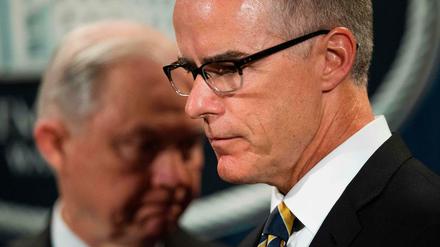 Die nächste Entlassung unter Trump: Andrew McCabe (r.) wurde von Justizminister Sessions gefeuert. (Archiv)