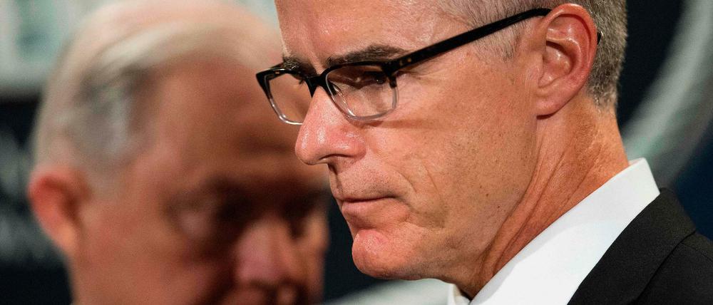 Die nächste Entlassung unter Trump: Andrew McCabe (r.) wurde von Justizminister Sessions gefeuert. (Archiv)
