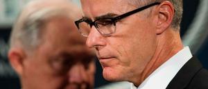 Die nächste Entlassung unter Trump: Andrew McCabe (r.) wurde von Justizminister Sessions gefeuert. (Archiv)