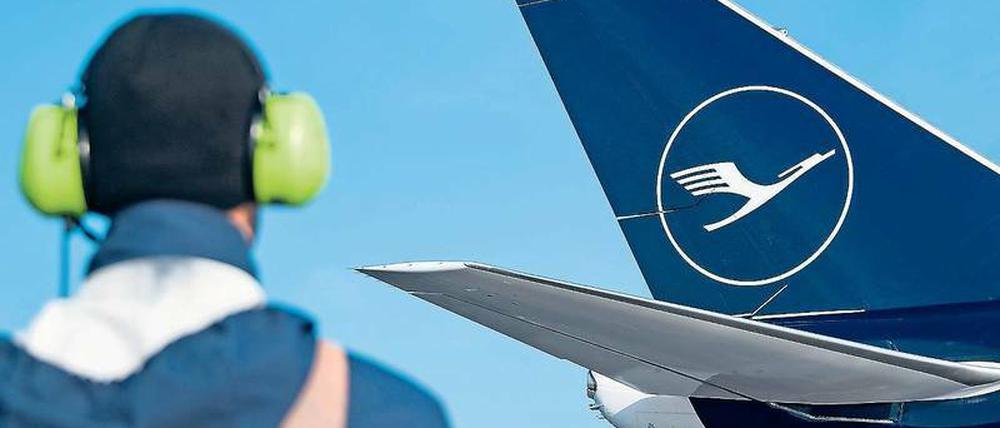 Blau statt gelb ist das neue Logo der Lufthansa. Tiefschwarz sind die Zahlen des europäischen Marktführers.