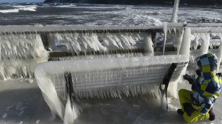 Frost statt Frühling. Ein Panzer aus Eiszapfen hat sich an einer Bank auf der Seebrücke in Göhren an der Ostsee gebildet.