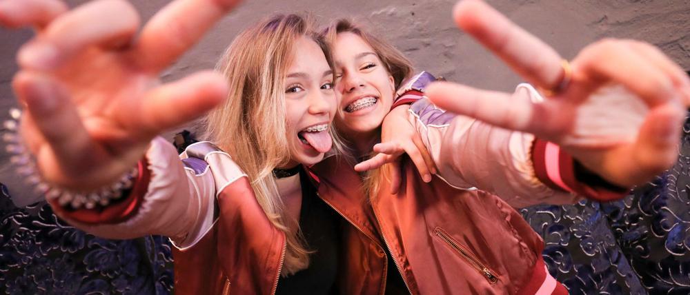Die deutschen Zwillinge Lisa und Lena sind im Netz so populär wie Fußballstars.