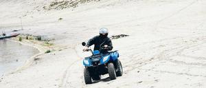 „Sind Sie schon mal Motorrad gefahren?“, fragt der Guide bei der Einweisung. „Vergessen Sie alles!“