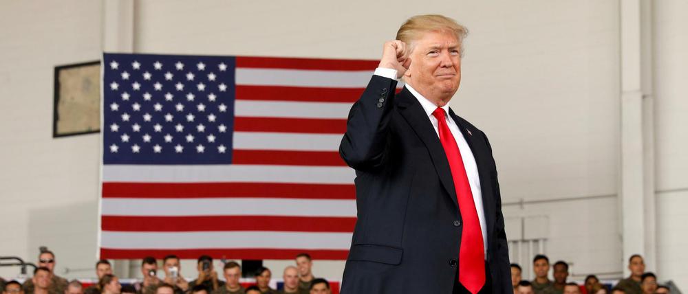 Geste der Entschlossenheit. US-Präsident Donald Trump spricht vor dem Marine-Corps in San Diego. 