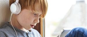 Wenn man verstöpselte Jugendliche anspricht, bekommen sie es meist mit.