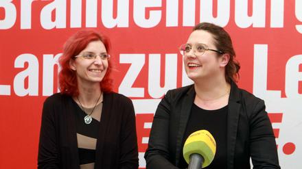 Diana Golze, Brandenburgs Sozialministerin, (l) und Anja Mayer, Landesgeschäftsführerin der Linken.