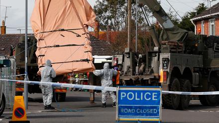 Ermittler mit einem Fahrzeug, das mit dem Anschlag auf Sergej Skripal in Verbindung stehen könnte