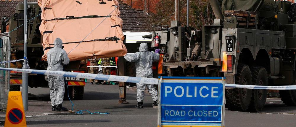 Ermittler mit einem Fahrzeug, das mit dem Anschlag auf Sergej Skripal in Verbindung stehen könnte