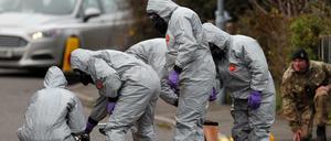 Spezialkräfte sichern im englischen Salisbury Spuren des Nervengifts "Nowitschok".