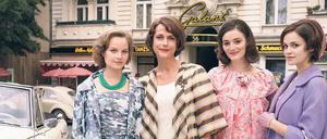 Wir sind das Wirtschaftswunder. Der Schöllack-Clan, wie Mutter Caterina (Claudia Michelsen, Zweite von links) ihn für sich und ihre Töchter (Sonja Gerhardt, links), Helga (Maria Ehrich, Zweite von rechts) und Eva (Emilia Schüle) vorstellt. 