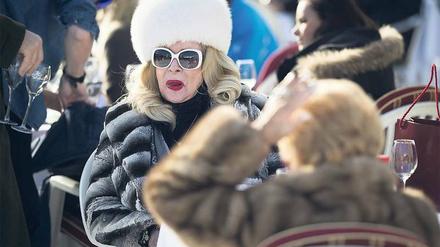 Die Mütze sitzt. Pelz und Sonnenbrille gehören zu St. Moritz.