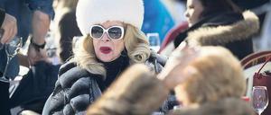 Die Mütze sitzt. Pelz und Sonnenbrille gehören zu St. Moritz.