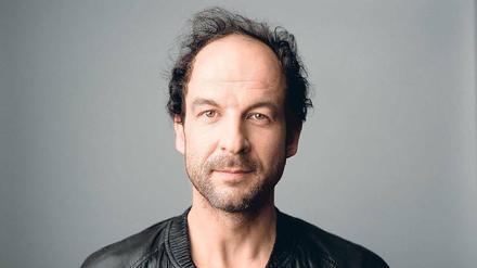 Berno Odo Polzer ist Kurator, Dramaturg und Forscher in den Bereichen zeitgenössische Musik, Klangkunst und Performance.