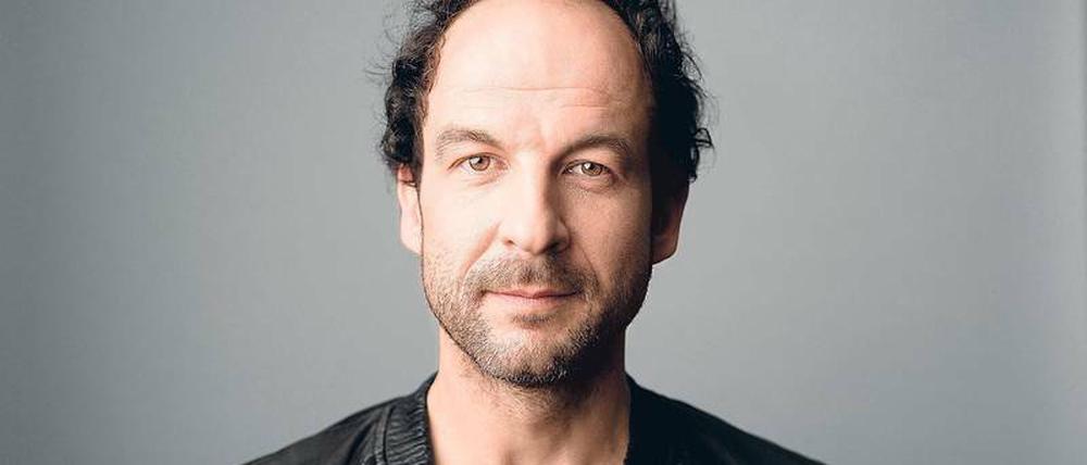 Berno Odo Polzer ist Kurator, Dramaturg und Forscher in den Bereichen zeitgenössische Musik, Klangkunst und Performance.