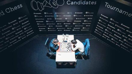Ruhe bitte! Seit acht Tagen duellieren sich acht Schachgroßmeister im Berliner Kühlhaus, hier Sergej Karjakin (li.) gegen Alexander Grischuk. Der Sieger wird für ein Match im Herbst in London Herausforderer des Schachweltmeisters Magnus Carlsen. 