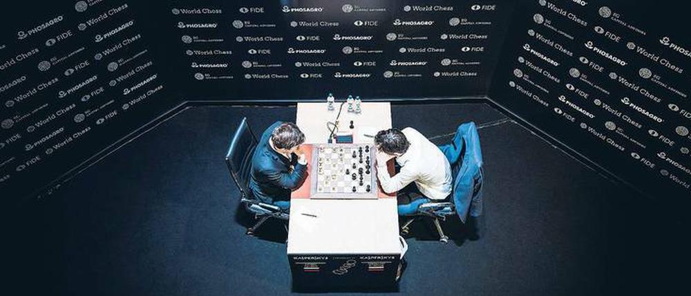 Ruhe bitte! Seit acht Tagen duellieren sich acht Schachgroßmeister im Berliner Kühlhaus, hier Sergej Karjakin (li.) gegen Alexander Grischuk. Der Sieger wird für ein Match im Herbst in London Herausforderer des Schachweltmeisters Magnus Carlsen.