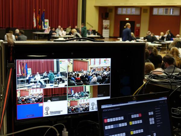 Bildschirm mit BVV-Livestream aus Berlin-Lichtenberg.