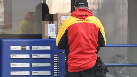 Manche Paketboten werfen lieber Abholkarten in die Briefkästen.